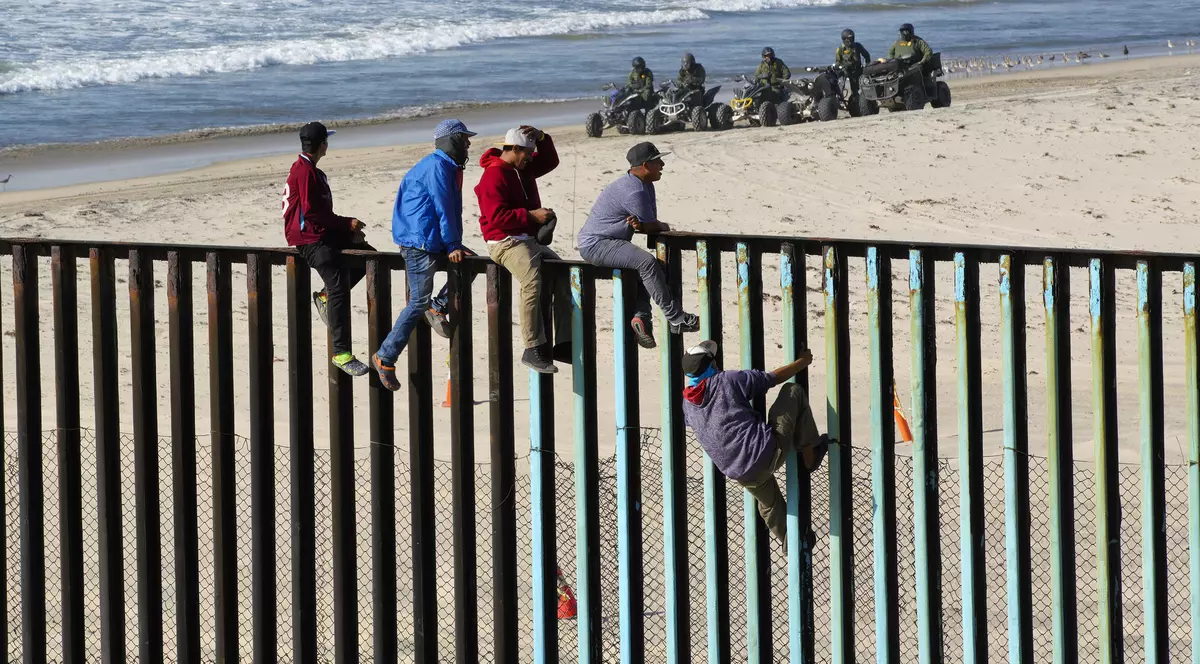 În 2018, poliția de frontieră a SUA a prins de două ori mai mulți români decât cubanezi intrați ilegal. O româncă însărcinată a căzut când sărea gardul de la graniță și a murit!