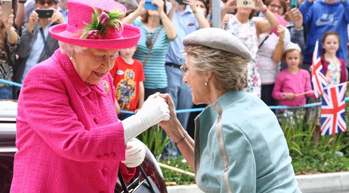 Gestul neașteptat făcut de Regina Elisabeta a II-a la un eveniment public: "Nu, nu, încă pot"