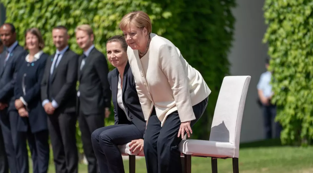 Angela Merkel a cerut să stea jos în timpul unei ceremonii oficiale, după cele trei episoade de tremurat