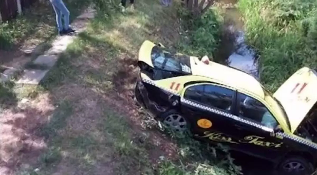 Un taximetrist a plonjat cu clientul în mașină într-o râpă. Șoferul este în stare gravă