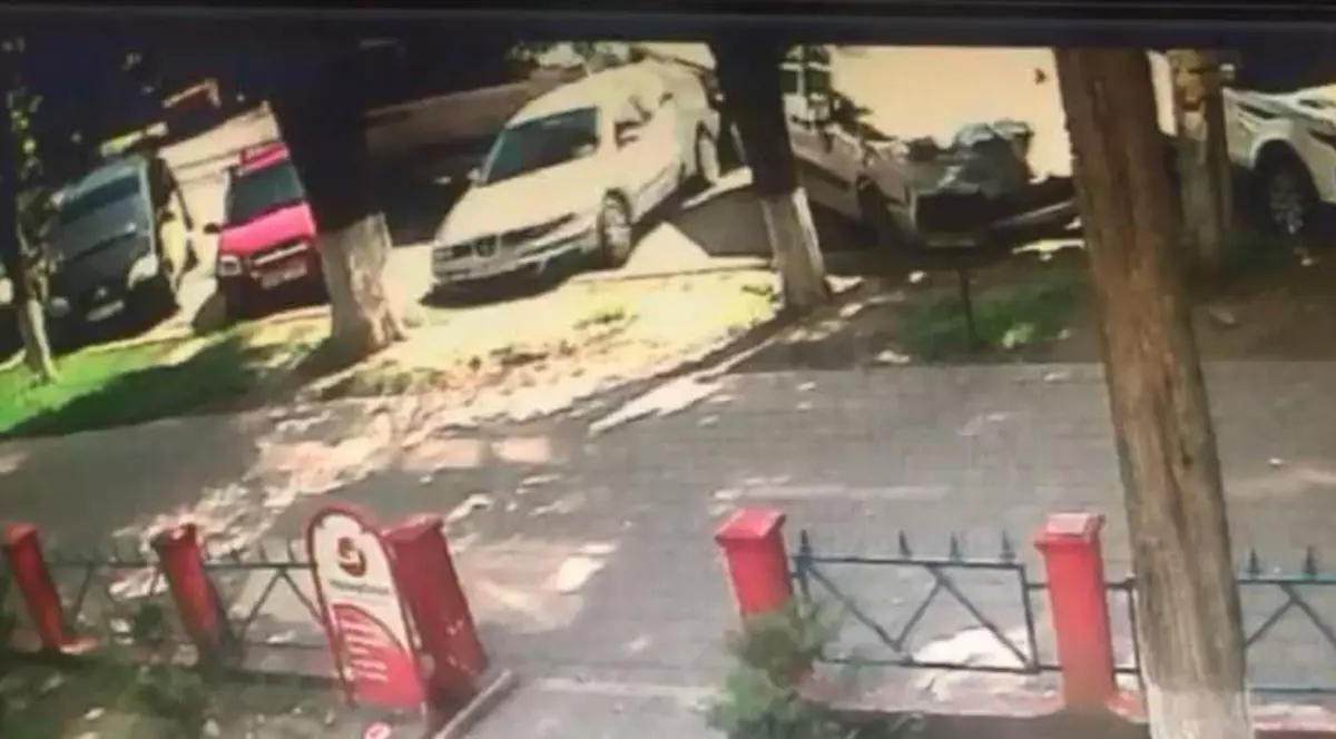 Şoferul unui microbuz din Iaşi a lovit în plin cinci maşini parcate. Două persoane au fost transportate la spital