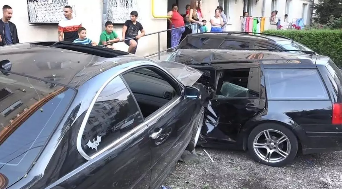 Un tânăr din Câmpulung a făcut praf cu BMW-ul, mașinile aflate în parcarea din faţa blocului