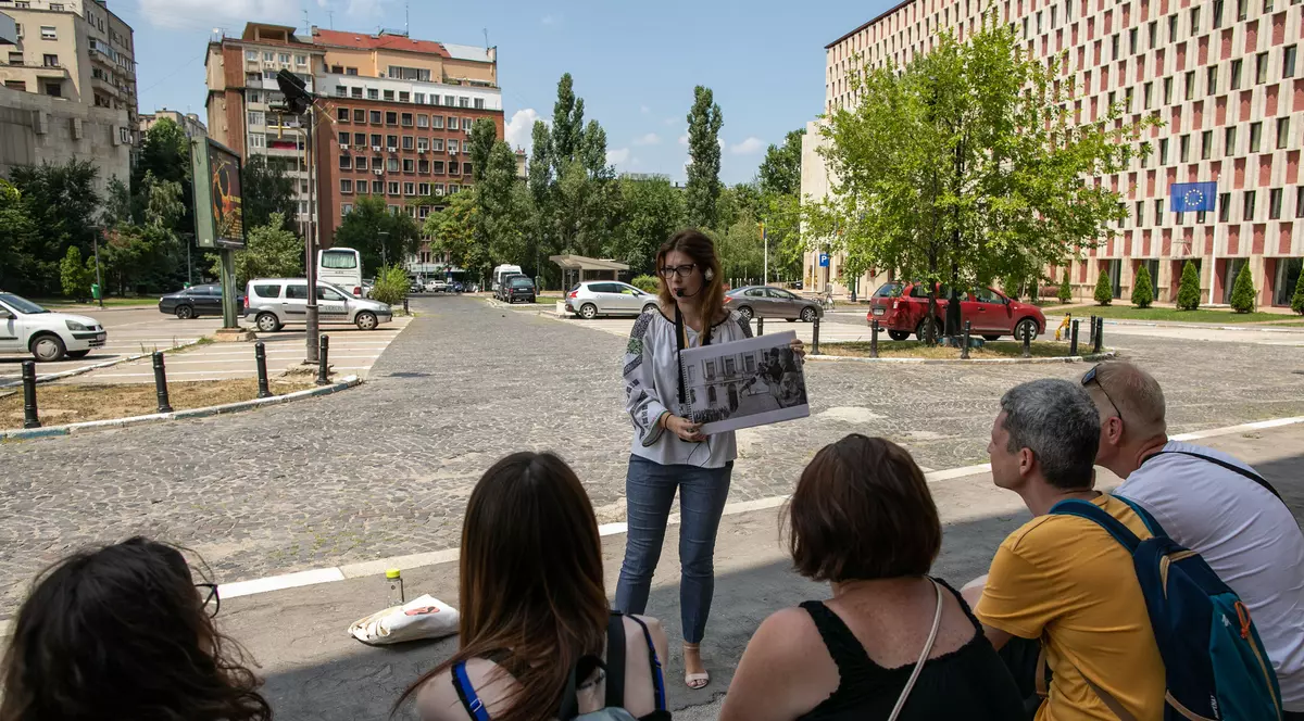 Voluntarii fac tururi de Centru Vechi pentru străini. Libertatea a fost să vadă cum se desfășoară o astfel de plimbare gratuită