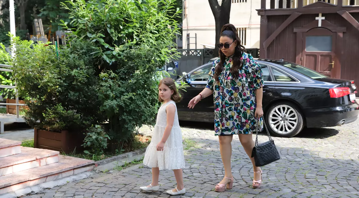 Oana Roman, rochii asemănătoare la două nunți diferite. Cum s-a afișat la cununia religioasă a lui Brigitte Sfăt și cum a apărut la cea a Adelinei Pestrițu