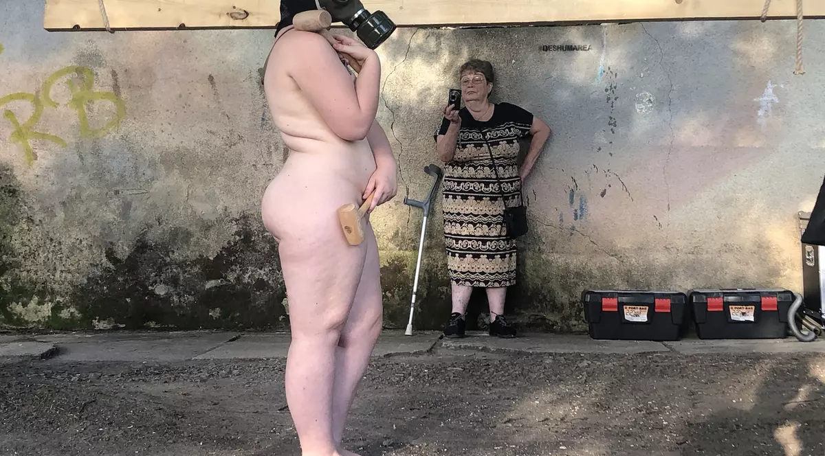 VIDEO/ O fată goală care bate toaca și un tablou cu WC aurit, homosexuali și Iisus Hristos. Un nou eveniment șocant marca Baraka Artist, după scandalul cu vulpea jupuită expusă în Centrul Vechi al Capitalei