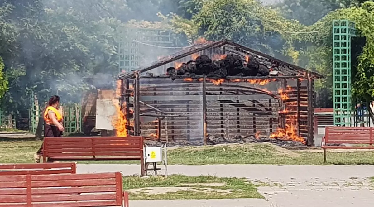 FOTO| Incendiu în parcul Sebastian. A ars o căsuță de lemn amplasată de primărie cu ocazia Crăciunului
