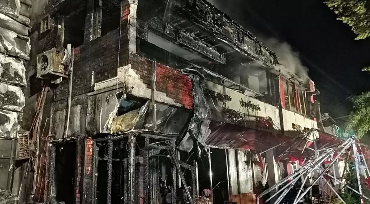 Incendiu de proporții la Galați. Un restaurant s-a făcut scrum iar locatarii unui bloc au fost evacuați