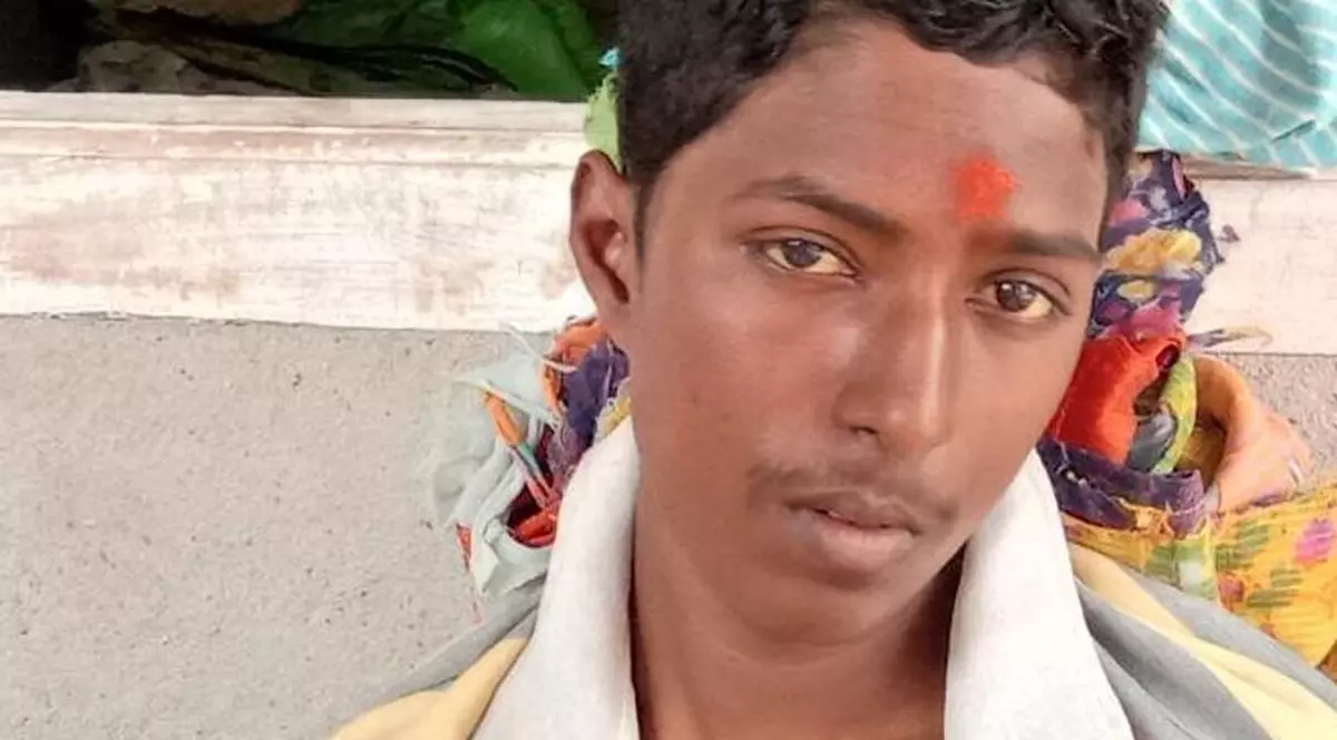 Un tânăr de 18 ani a fost declarat mort de doctori. Mama lui a văzut un detaliu incredibil înainte ca acesta să fie incinerat și astfel i-a salvat viața!