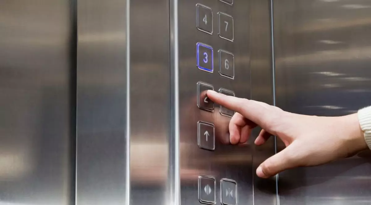 Cinci persoane, între care un copil, blocate într-un lift din Zalău