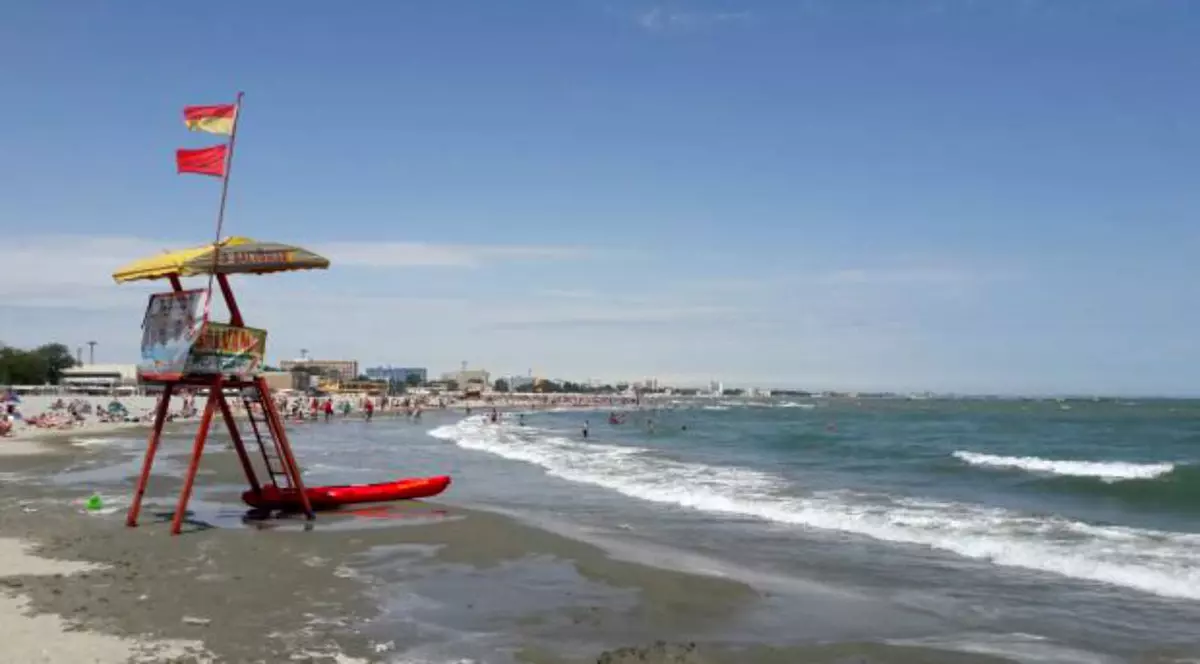 Un polițist aflat în concediu a salvat un tânăr de la înec, la Costinești