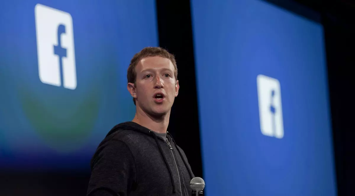 SUA cer Facebook să nu lanseze criptomoneda Libra până nu sunt rezolvate problemele legate de spălarea de bani. Mark Zuckerberg cu logo-uri Facebook în spate