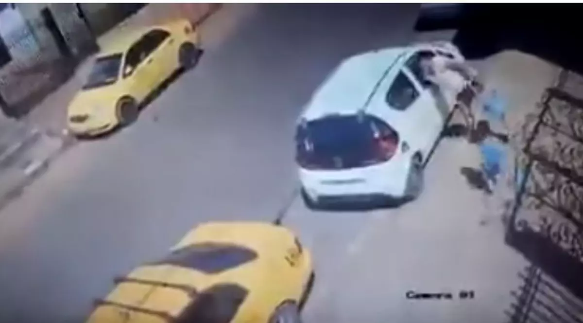 Un băiețel de doi ani s-a smuls din mâna mamei sale și a fost călcat de camion