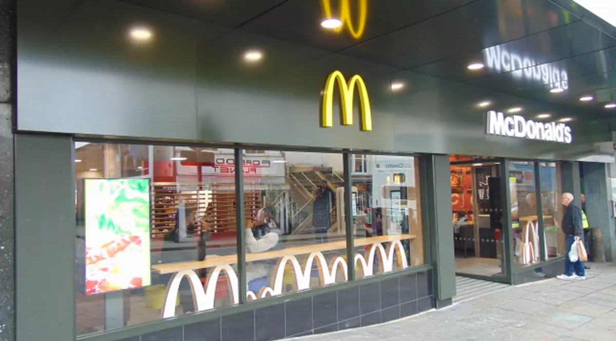 Băiat împușcat în fața unui McDonald's