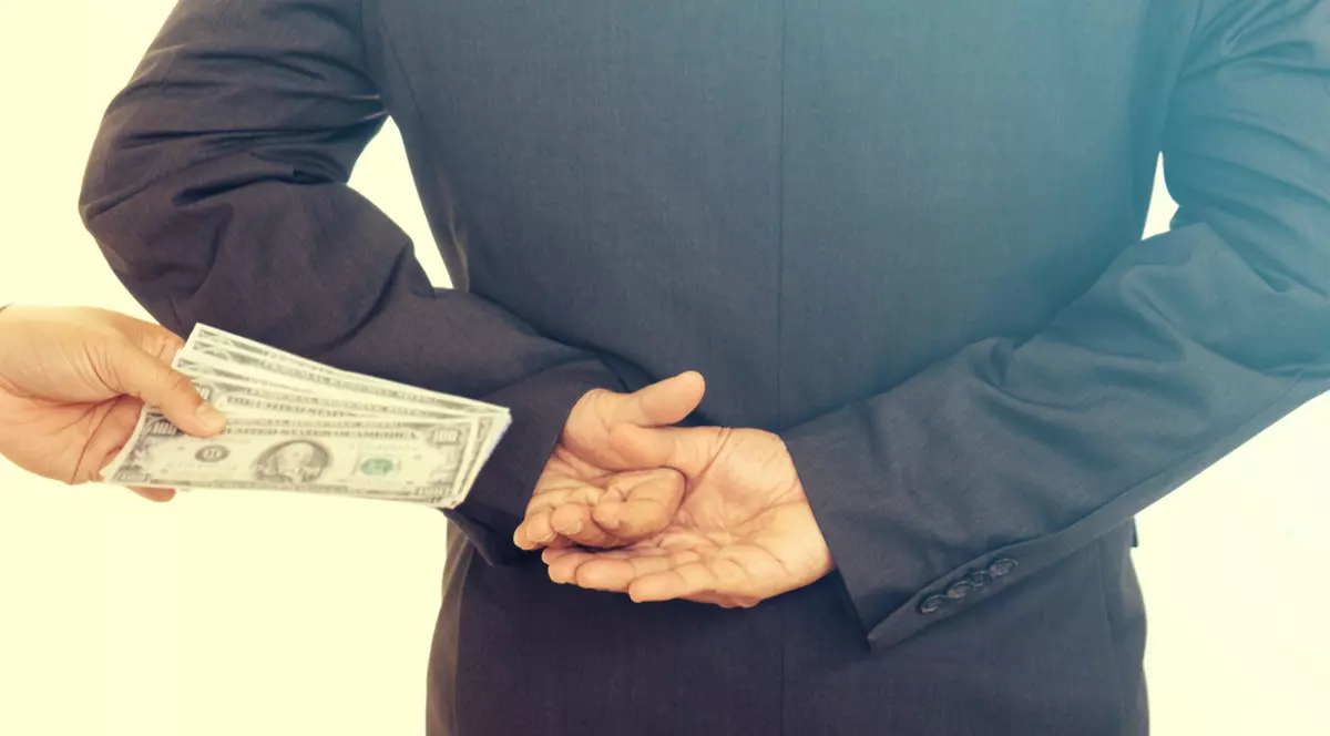 Doi agenți de penitenciar din Tulcea, prinși în flagrant