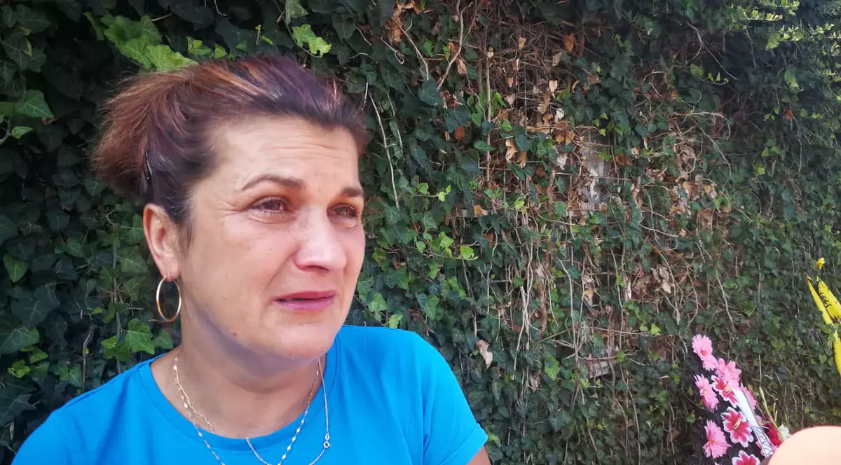 Mama Luizei, fata care a dispărut acum trei luni, aprinde o lumânare lângă casa suspectului Gheorghe Dincă