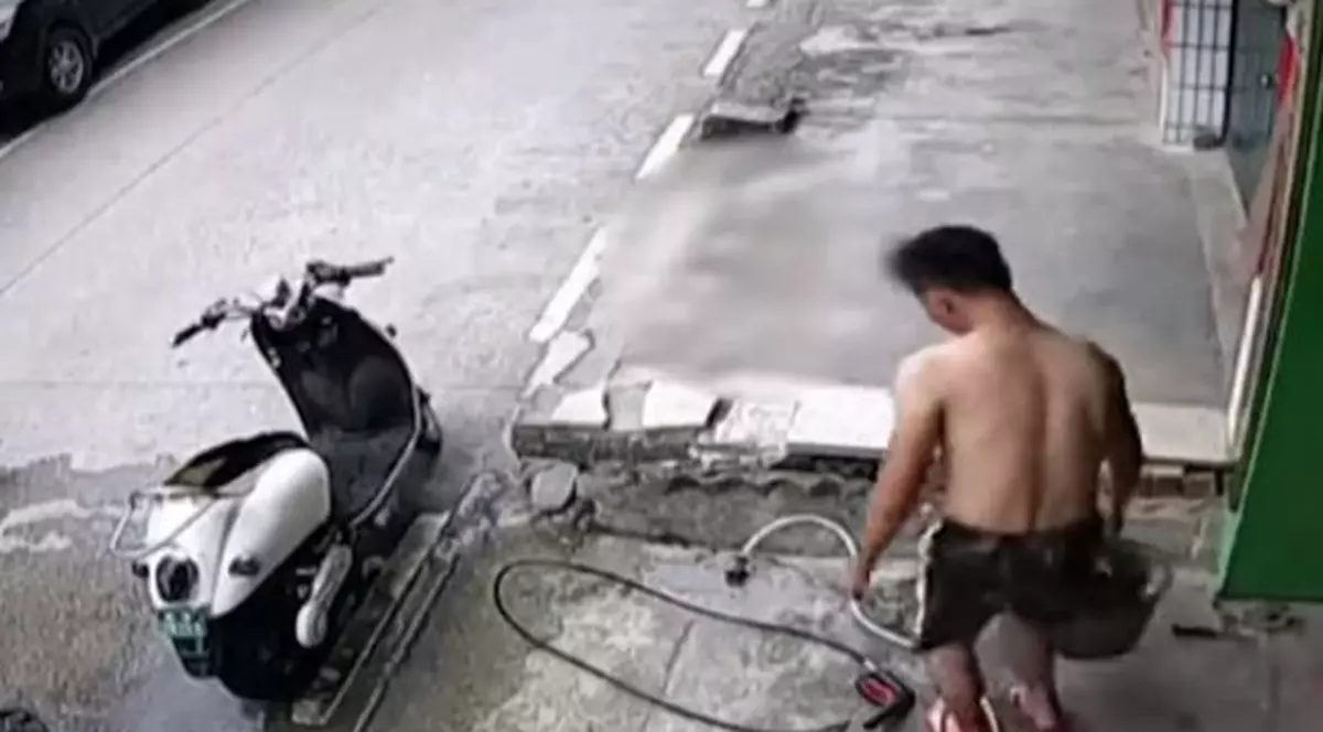 Un tânăr s-a electrocutat în timp ce își spăla motocicleta în fața casei | VIDEO