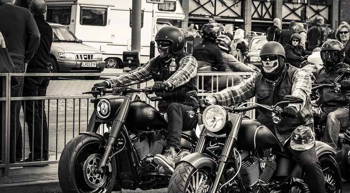Zeci de motocicliști din clubul Hells Angels, puși sub acuzare pentru criminalitate organizată