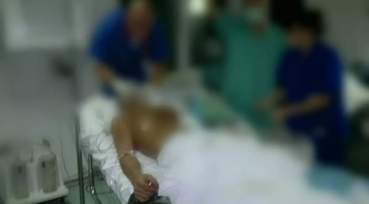 Fratele femeii din Arad care a fost înjunghiată de iubit în Arad a murit. Tânărul de 22 de ani sărise să-și apere sora, dar a primit un cuțit în inimă. Și criminalul e la spital