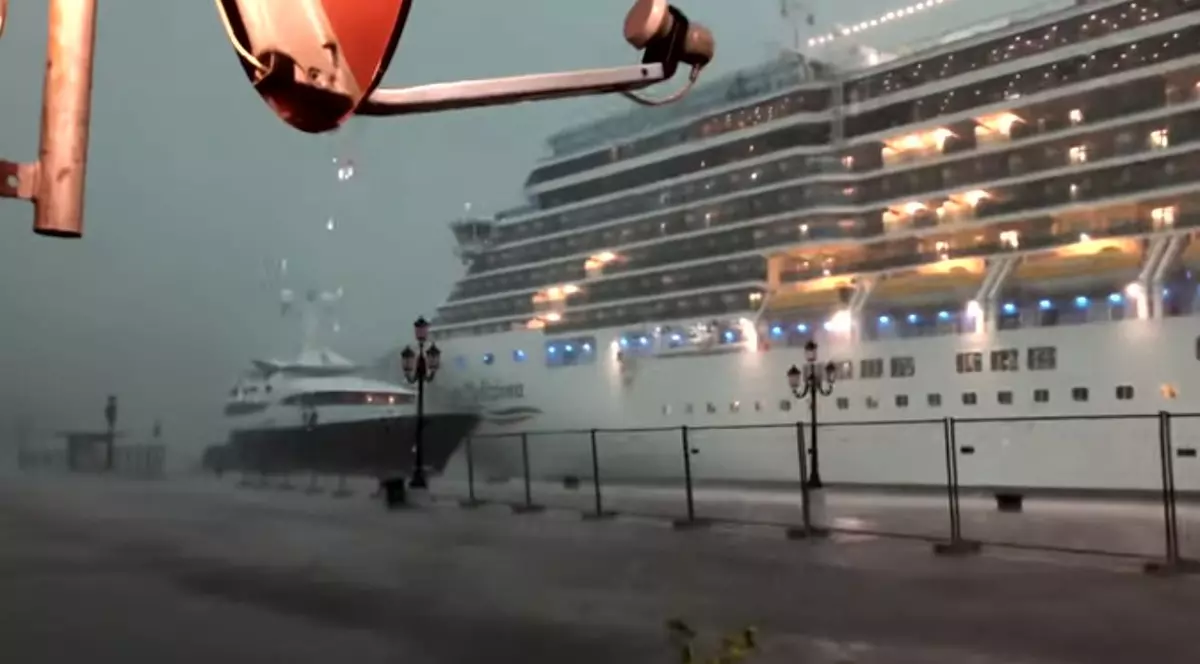 Navă de croazieră, la un pas de tragedie în Veneția, pe o furtună puternică cu grindină