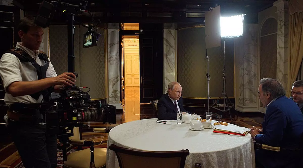 Oliver Stone i-a cerut lui Vladimir Putin să fie nașul fiicei sale
