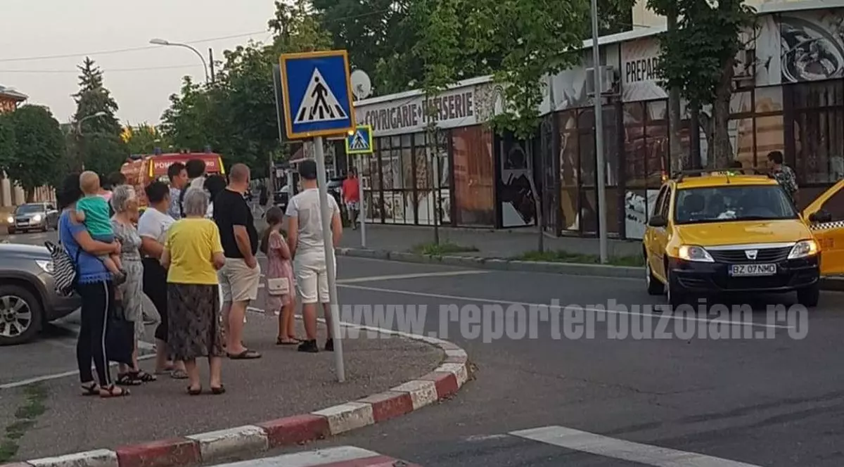 Patru copii aflați într-un taxi, răniți într-un accident în Buzău
