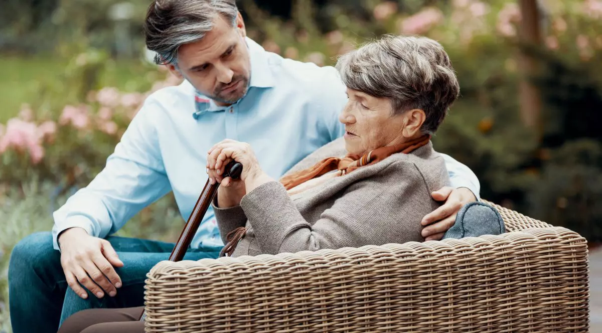 PSD a introdus un proiect de lege prin care copiii vor fi obligați să le plătească părinților pensie de întreținere la bătrânețe. Un tânăr și mama sa, o bătrână în baston