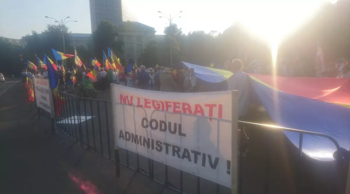 Aproximativ 100 de persoane participă în această seară în Piaţa Victoriei din Capitală la un miting de protest împotriva adoptării de către Guvern a OUG privind Codul Administrativ