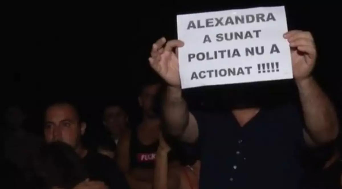 Revoltă în fața casei suspectului din Caracal. Sute de oameni au scandat împotriva poliției