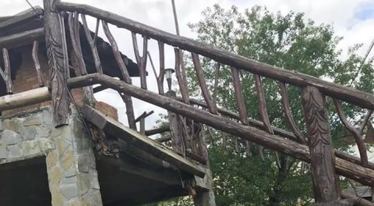 Opt turiști au căzut în gol la o cabană din Fundata după ce s-a rupt o scară