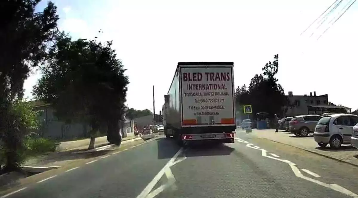 Șofer de TIR, la un pas de a spulbera mai mulți copii pe trecere după o șicanare