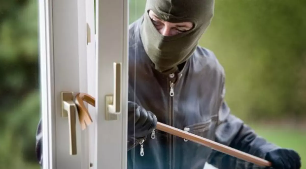 Un hoț a fost prins de polițiști în flagrant după ce dăduse o spargere. Mai avea cagula pe cap și mănușile în mâini