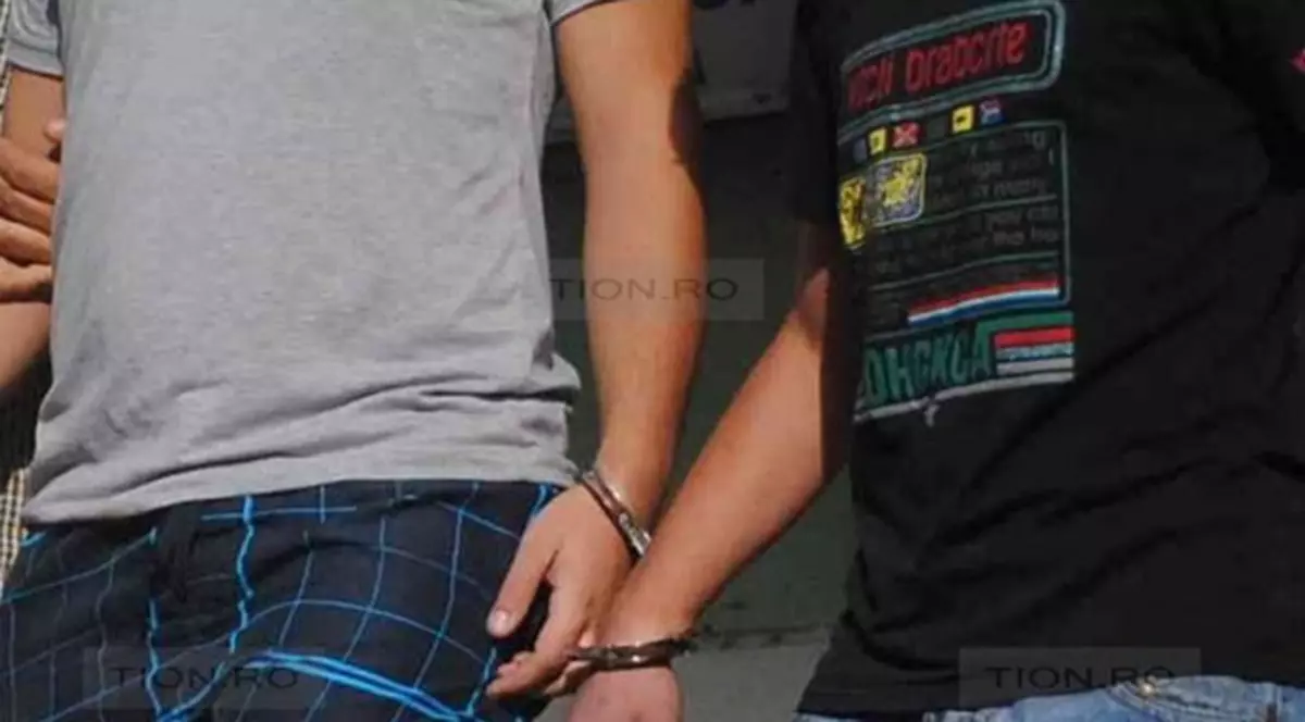 Spărgători bănuiți de zeci de spargeri în Timișoara, prinși la furat într-o locuință din Târgu Jiu