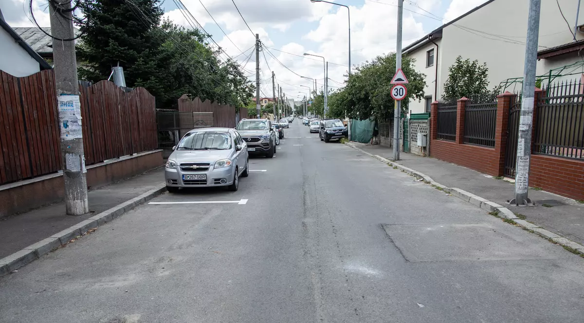 Locuri de parcare pe str. Moș Adam din Sectorul 5 / Foto: Vlad Chirea