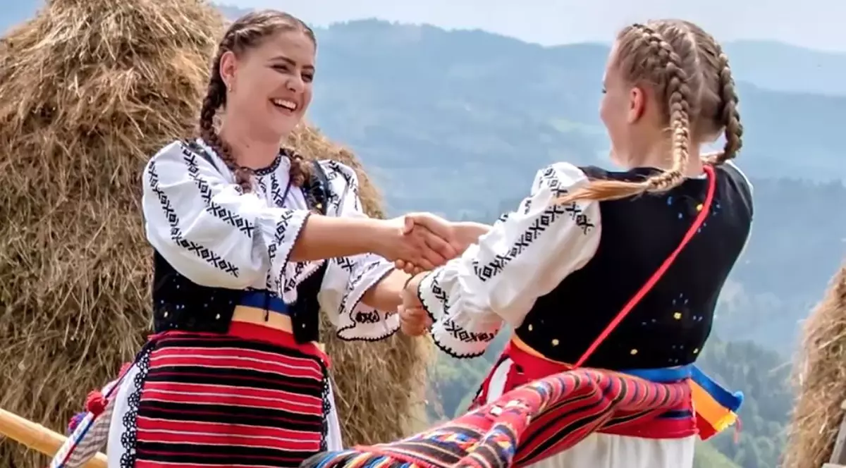 Târgul de Fete de pe Muntele Găina are loc în acest weekend. E cea mai cunoscută sărbătoare populară din România