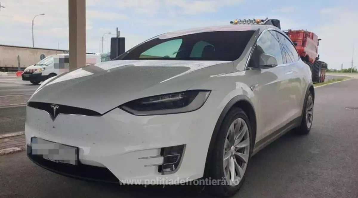 Două mașini Tesla de 160.000 de euro, reținute la frontiera din Giurgiu. Erau căutate de autoritățile din două țări