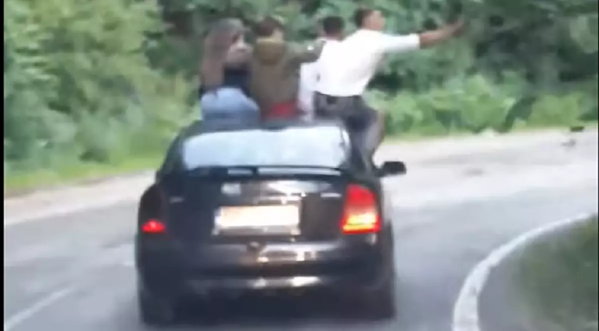 VIDEO | Teribilism pe Transfăgărășan. Un grup de tineri au urcat muntele pe capota unei mașini