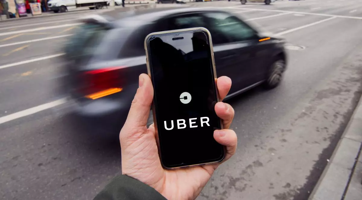 Acțiunile Uber au crescut cu 44%, după ce a anunțat că are suficienți bani pentru a depăși pandemia de coronavirus. Smartphone cu aplicația Uber