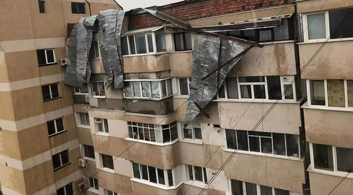 O furtună puternică a smuls mai multe acoperișuri din Bacău. Câteva mașini au fost avariate