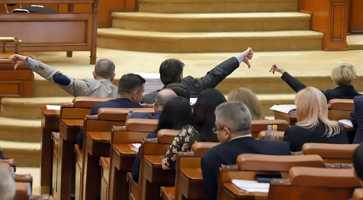 Sondaj: 80% dintre români cred că politicienilor nu le pasă de cetățeni. 44% sunt dispuși să dea mită