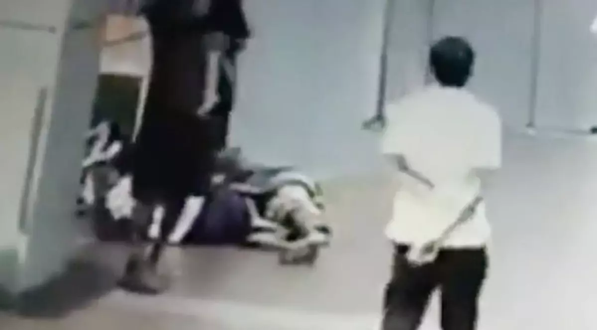 O fetiță de 3 ani a fost răpită dintr-o gară din India de lângă mama ei. A fost violată și apoi decapitată