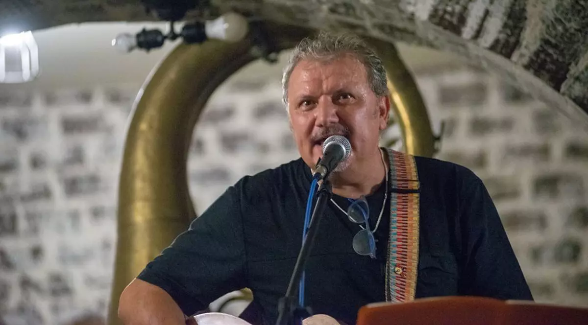 Tragedia din Caracal l-a făcut să protesteze, în felul său, și pe folkistul Ovidiu Mihailescu. A compus melodia «Cântec rănit pentru Alexandra»