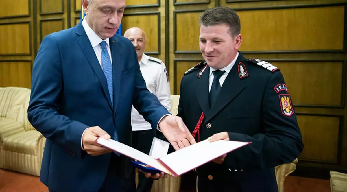 Pompierul care a salvat un copil luat de viitură pe râul Proviţa, decorat şi înaintat în grad