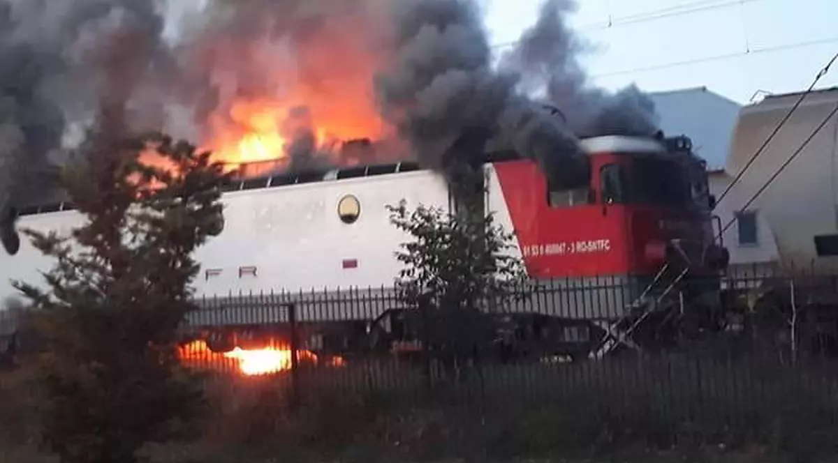 Locomotiva unui marfar a luat foc în Constanţa. Traficul feroviar și cel rutier a fost blocat