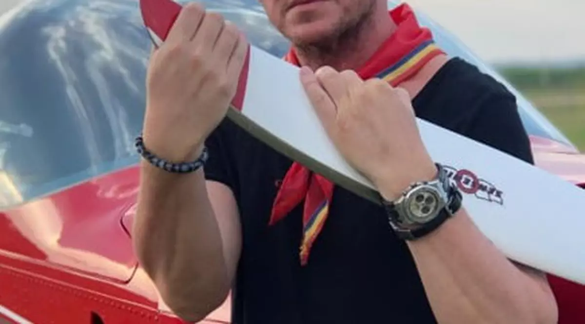 Senzații tari cu Gino Manzotti de la Dj Project și un avion de acrobații