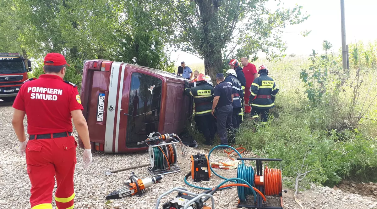 Accident rutier grav în Botoșani. O femeie a murit după răsturnarea unei autoutilitare