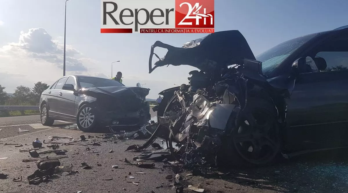 Accident rutier pe centura orașului Caransebeş. Două femei sunt în stare gravă după ce mașinile în care se aflau s-au ciocnit frontal