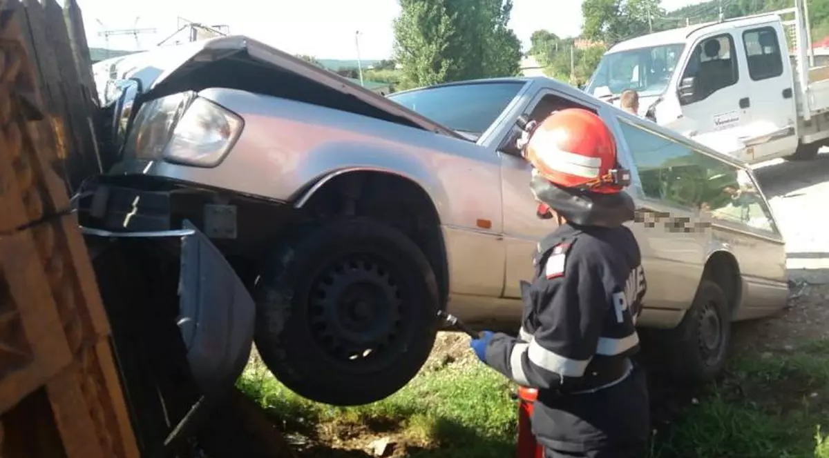 O autoutilitară a lovit un cortegiu funerar în această dimineață în comuna argeșeană Davideşti, potrivit Inspectoratului pentru Situaţii de Urgenţă (ISU) Argeş.