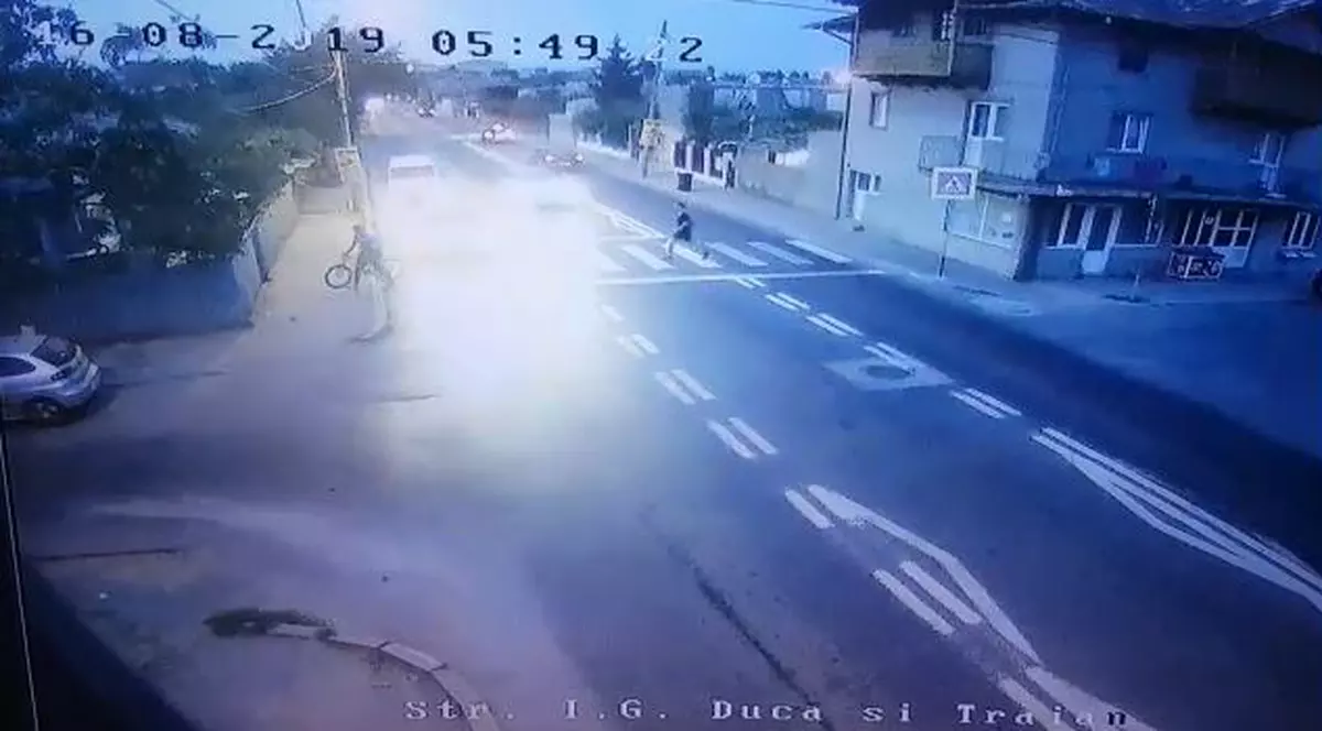 Imagini șocante! Un tânăr a scăpat cu viață miraculos, după ce a fost spulberat de o mașină pe trecerea de pietoni, în Eforie Nord