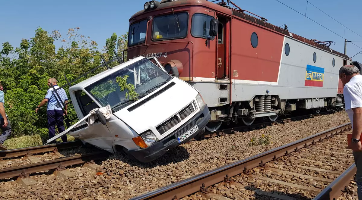 Accident feroviar mortal. Doi copii au sărit pe geamul mașinii atunci când au văzut trenul