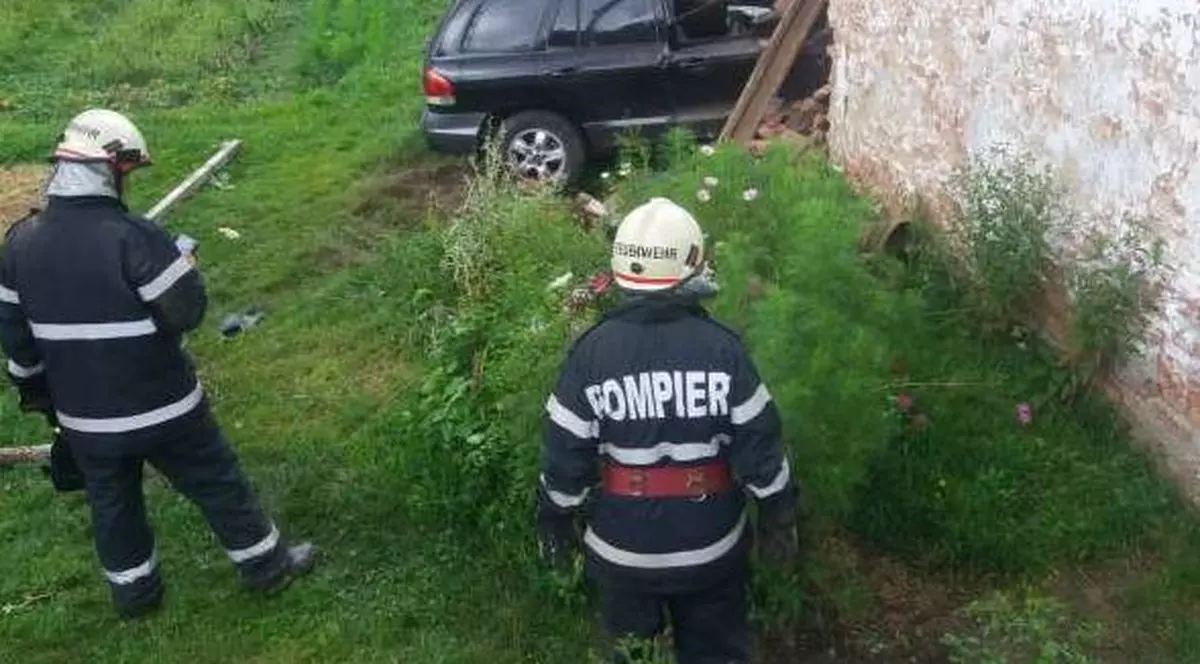 Accident în Sibiu: trei persoane rănite după ce mașina în care se aflau a intrat în zidul unei case